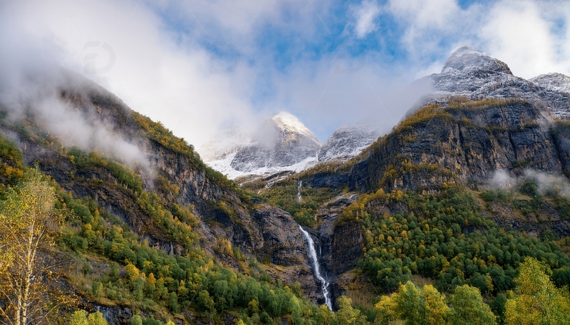 高清大图下载【趣麦麦图】挪威峡湾云雾中山林瀑布的美景