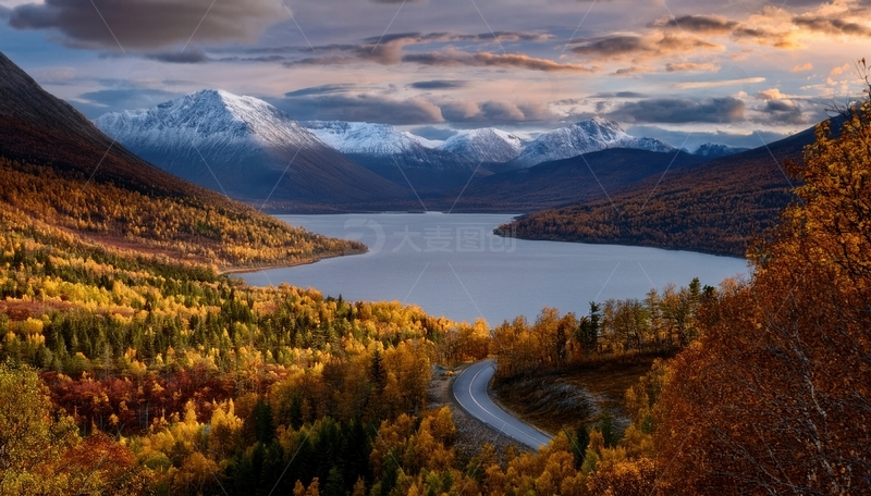 高清大图下载【趣麦麦图】挪威峡湾秋景中公路与湖山的画卷