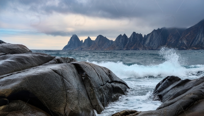 高清大图下载【趣麦麦图】挪威峡湾海浪击石的磅礴海岸风光