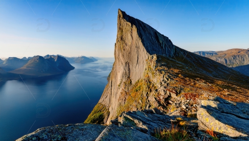 高清大图下载【趣麦麦图】挪威峡湾峭壁孤峰与静谧水面之景