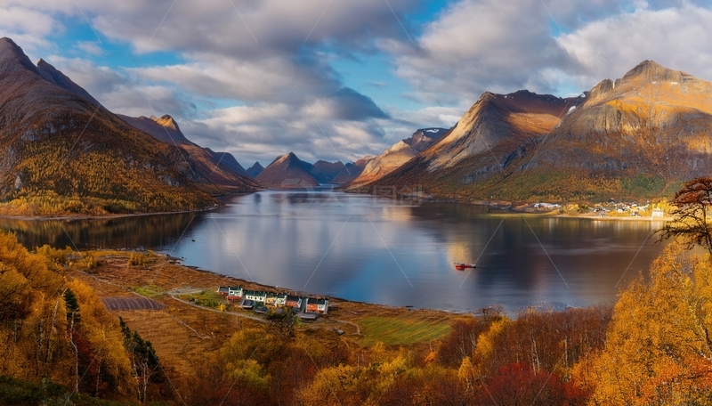 高清大图下载【趣麦麦图】挪威峡湾秋色中宁静的湖光山色