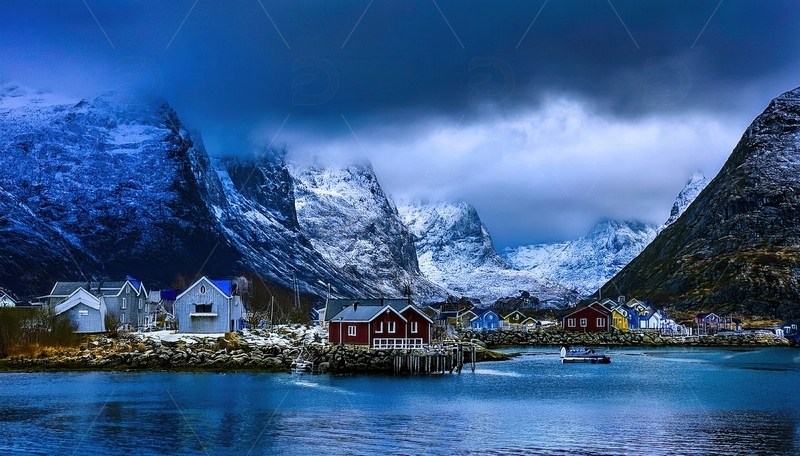 高清大图下载【趣麦麦图】挪威峡湾畔雪岭下的静谧彩色渔村