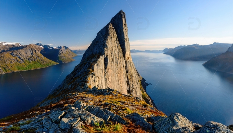 高清大图下载【趣麦麦图】挪威峡湾孤峰屹立于碧水蓝天间