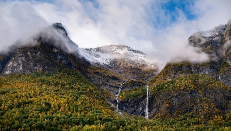 高清大图下载【趣麦麦图】挪威峡湾云雾缭绕的山林飞瀑奇观