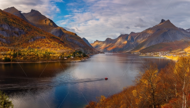 高清大图下载【趣麦麦图】挪威峡湾秋日湖山相映的静谧风光