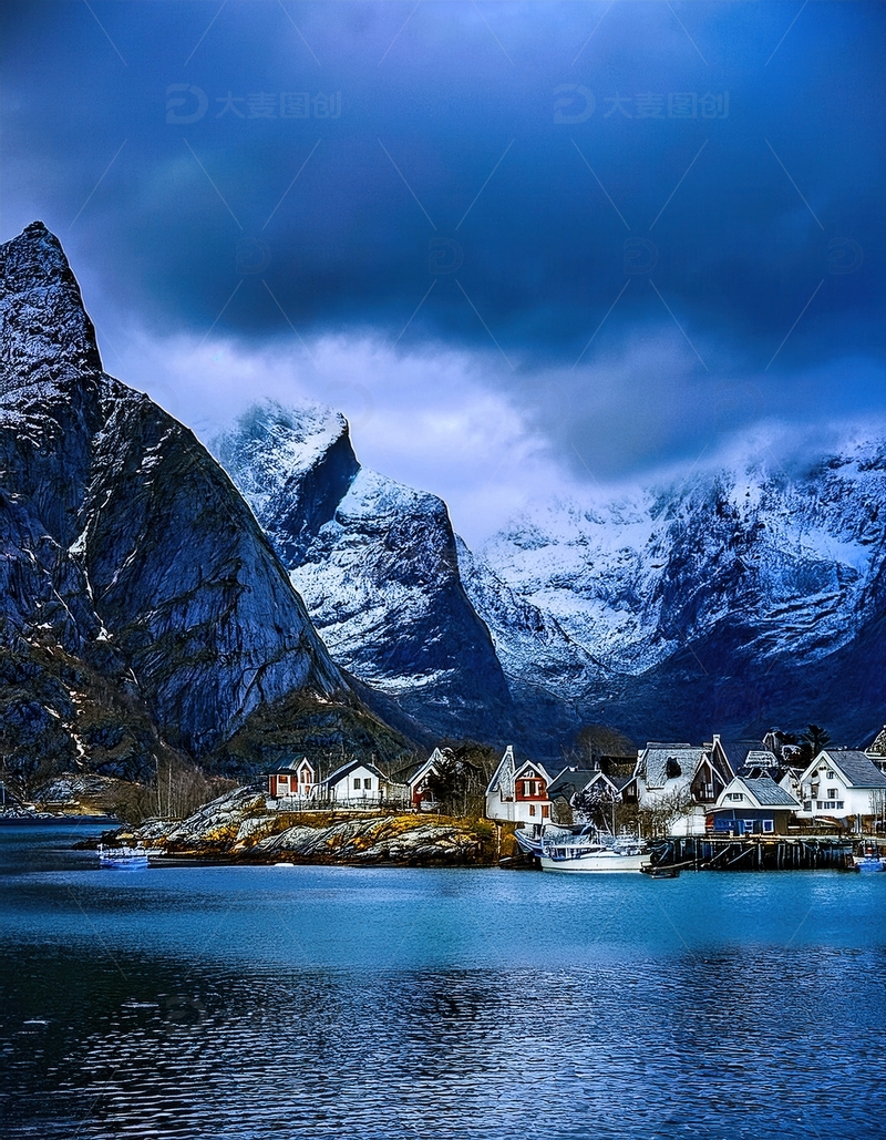 高清大图下载【趣麦麦图】挪威峡湾雪山下宁静的临水村庄