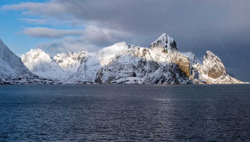 高清大图下载【趣麦麦图】挪威峡湾蓝天下的雪覆峻岭与大海