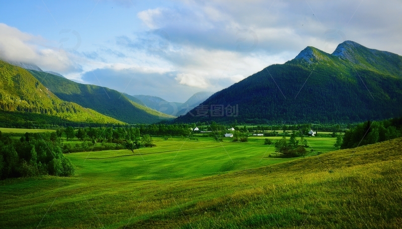 高清大图下载【趣麦麦图】挪威峡湾青山绿野间的明媚风光