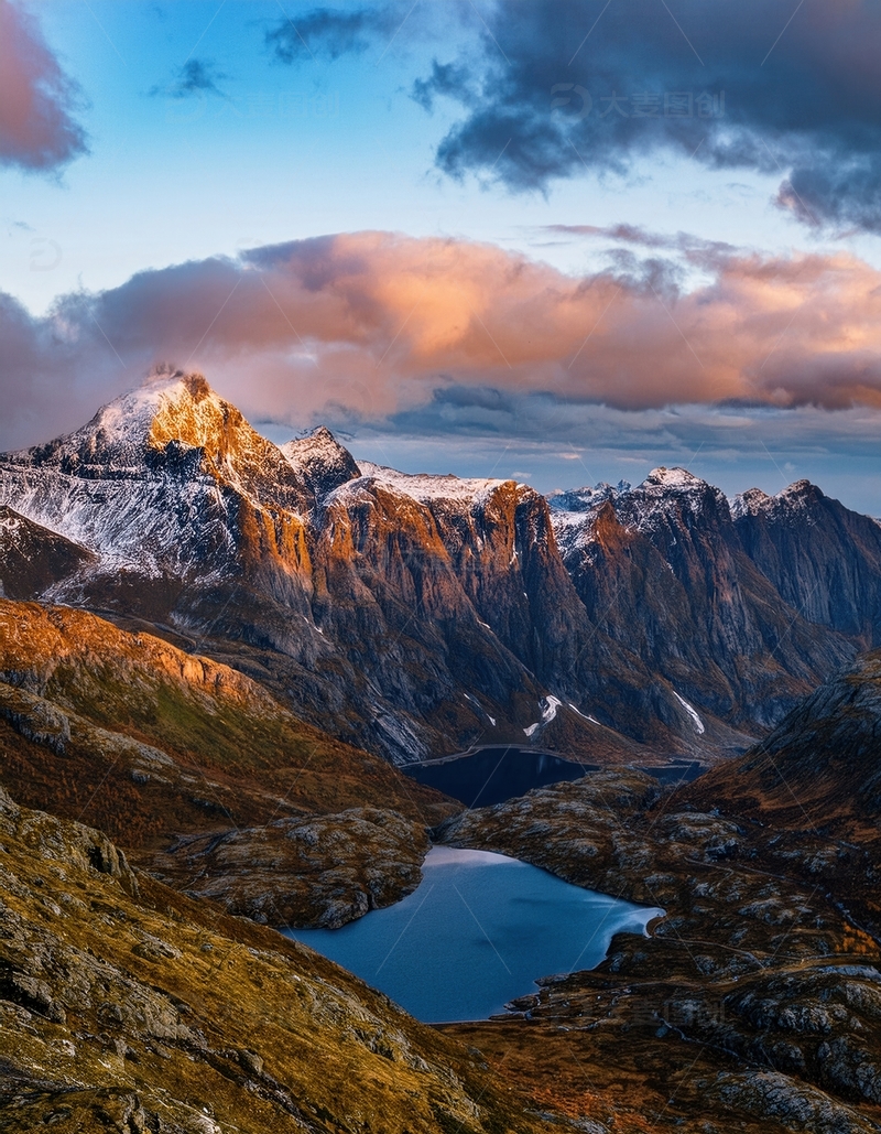 高清大图下载【趣麦麦图】挪威峡湾霞光里雪山与幽蓝湖泊