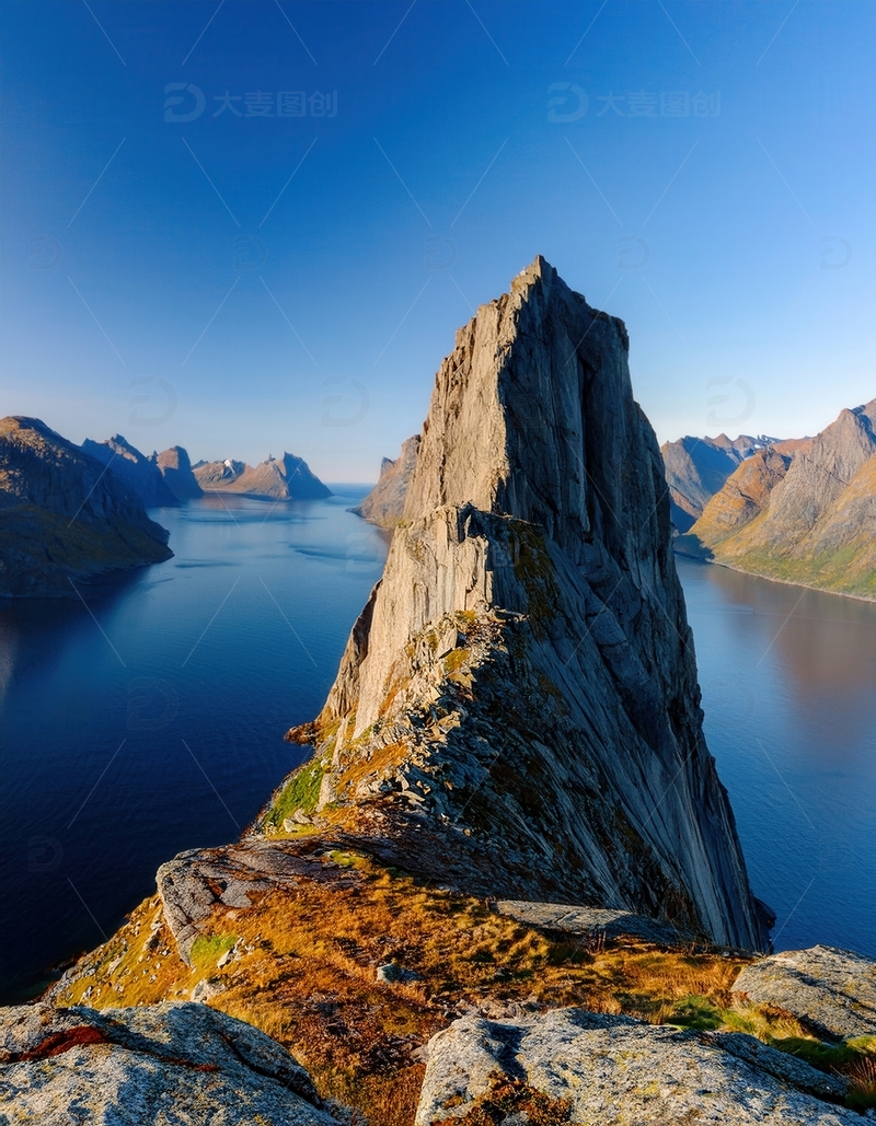 高清大图下载【趣麦麦图】挪威峡湾孤峰屹立于碧水蓝天间1