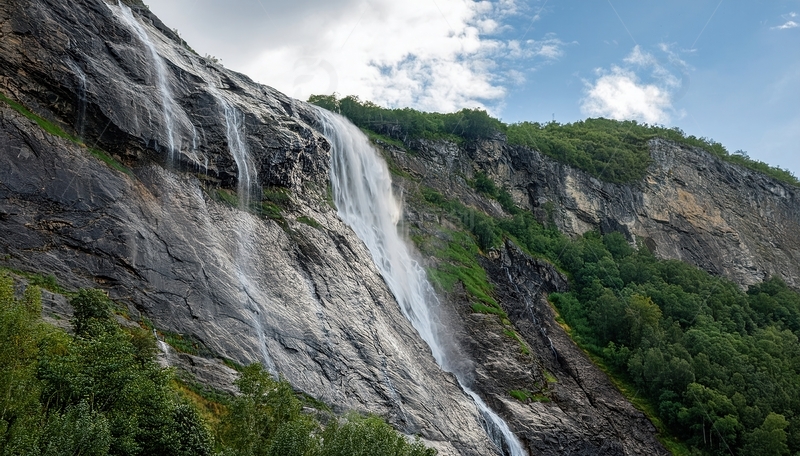 高清大图下载【趣麦麦图】挪威峡湾峭壁上飞泻而下的灵动瀑布