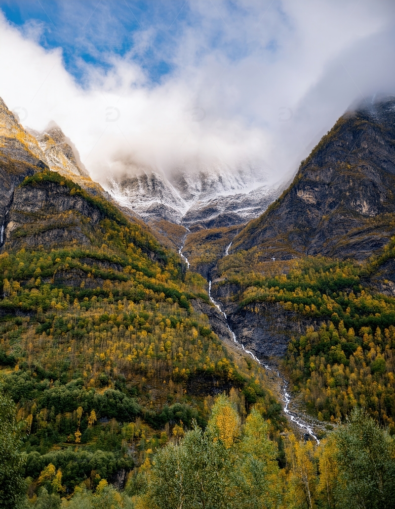 高清大图下载【趣麦麦图】挪威峡湾秋林里云雾中的雪顶飞瀑