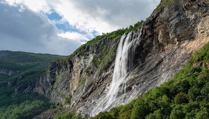 高清大图下载【趣麦麦图】挪威峡湾青山间垂落的壮观瀑布