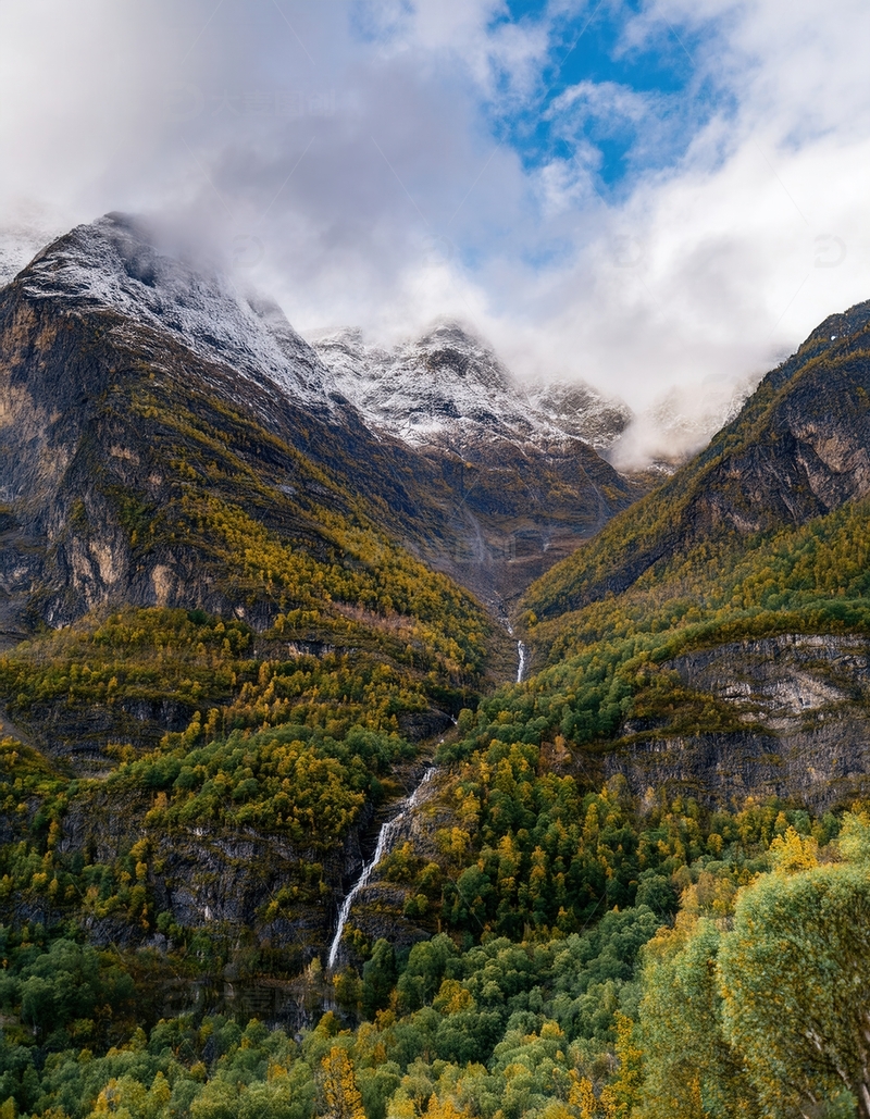 高清大图下载【趣麦麦图】挪威峡湾云雾下秋色中的雪山飞瀑