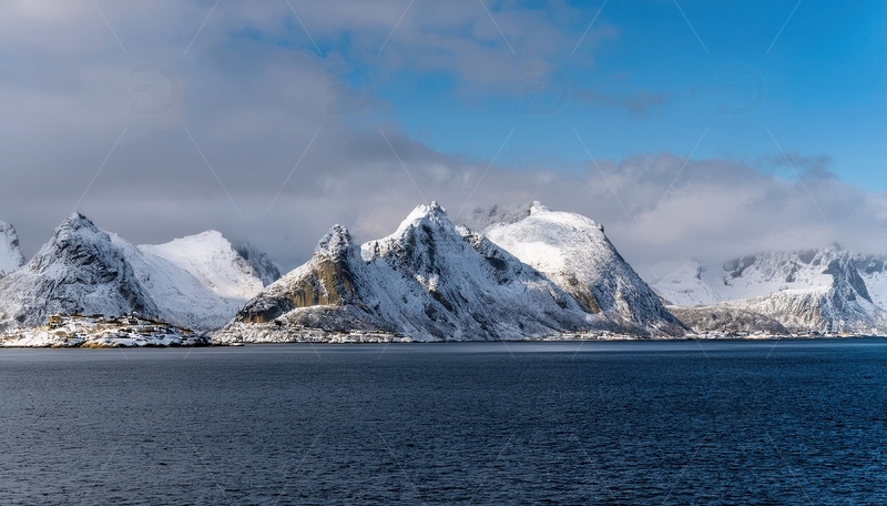 高清大图下载【趣麦麦图】挪威峡湾蓝天白雪下的壮阔海域