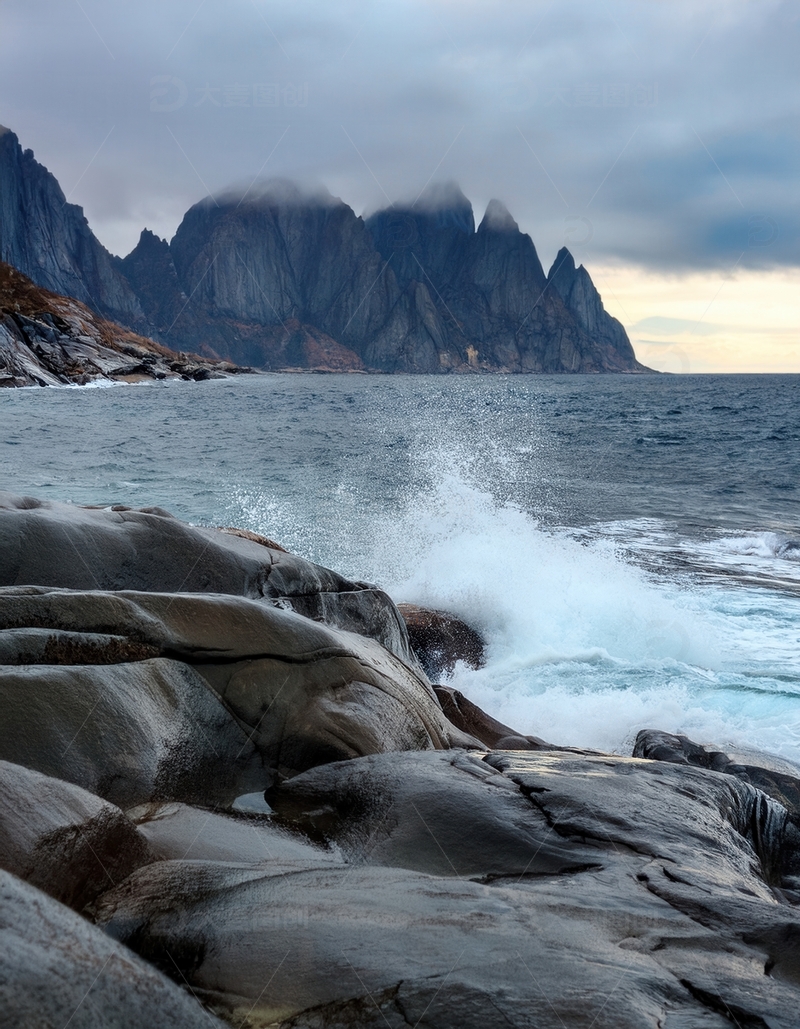 高清大图下载【趣麦麦图】挪威峡湾浪击礁石与云雾山峦