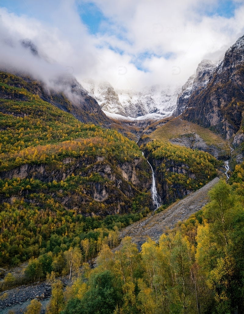 高清大图下载【趣麦麦图】挪威峡湾秋景中云雾里的飞瀑雪山