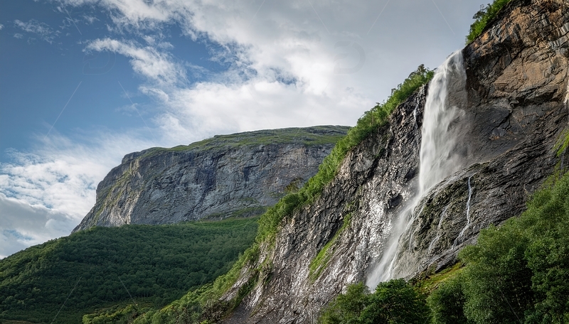 高清大图下载【趣麦麦图】挪威峡湾山间飞瀑挂于翠壁的美景