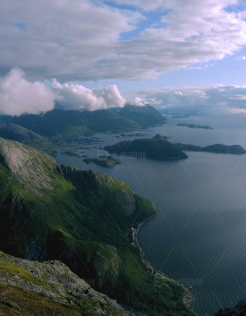 高清大图下载【趣麦麦图】俯瞰挪威峡湾云雾下的青山碧水