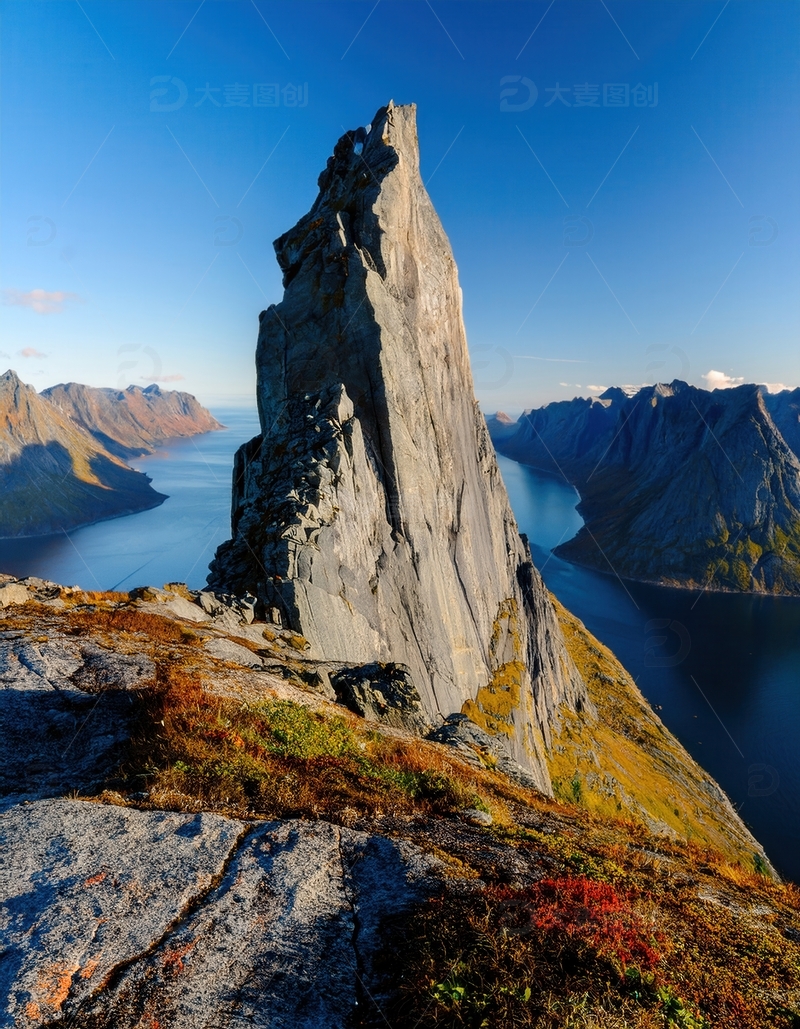 高清大图下载【趣麦麦图】挪威峡湾中突兀而立的峻峭岩峰