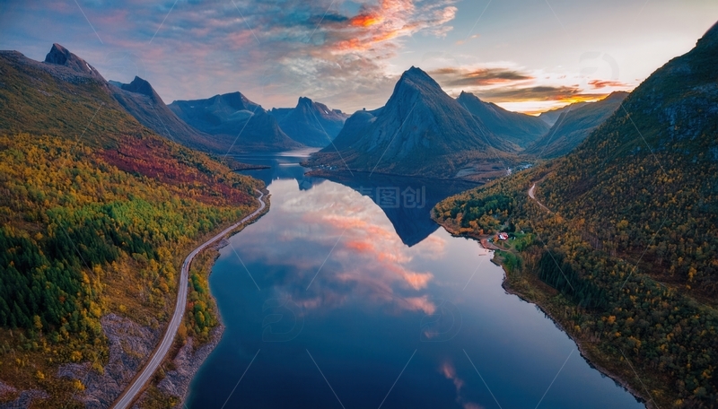 高清大图下载【趣麦麦图】挪威峡湾夕照下湖光山色的绝美画卷