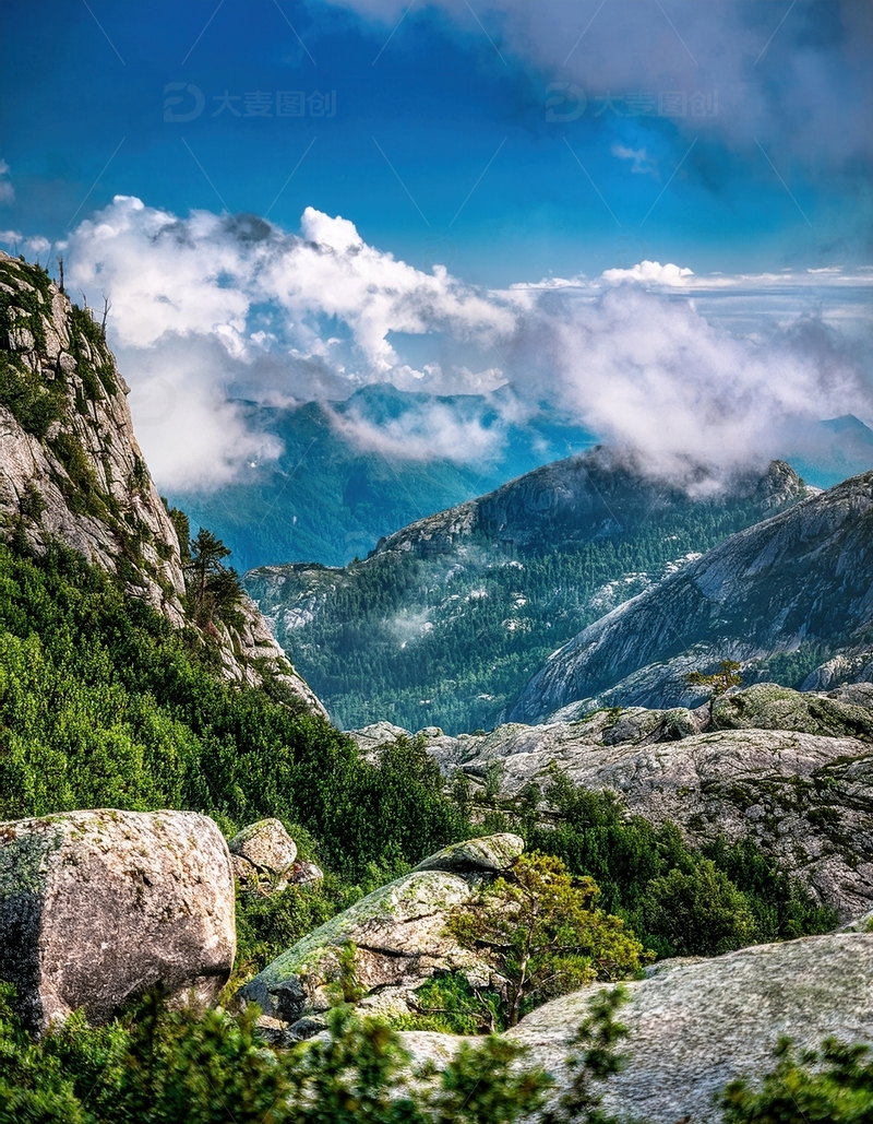 高清大图下载【趣麦麦图】挪威峡湾山峦间云雾缭绕的奇景