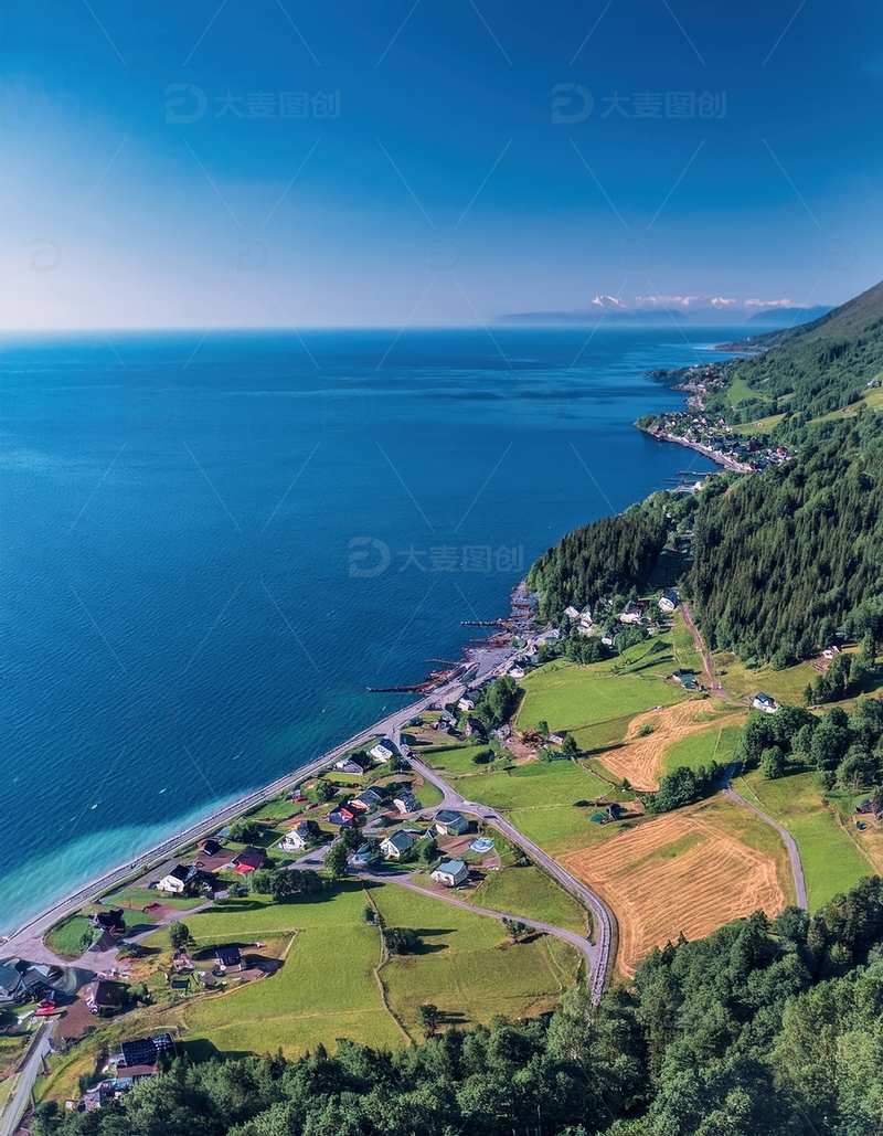 高清大图下载【趣麦麦图】挪威峡湾海岸边的翠绿村落与大海