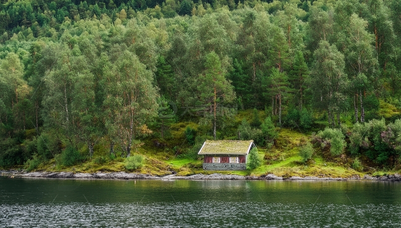 高清大图下载【趣麦麦图】挪威峡湾湖畔林中小屋的静谧之景