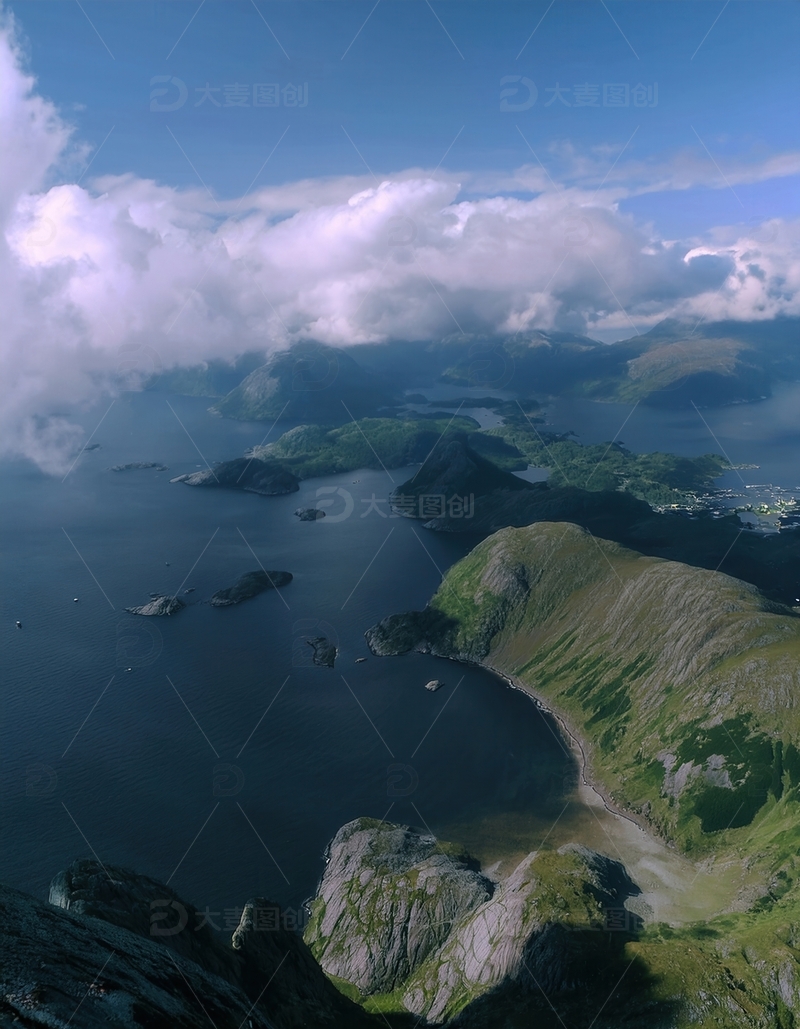高清大图下载【趣麦麦图】俯瞰挪威峡湾云绕青山与浩渺海域