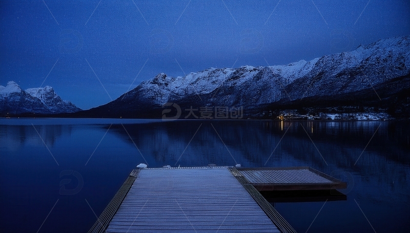 高清大图下载【趣麦麦图】挪威峡湾雪夜中宁静的湖面与栈桥