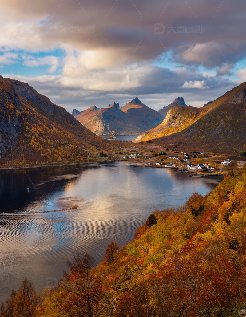 高清大图下载【趣麦麦图】挪威峡湾秋色中宁静的湖光山村