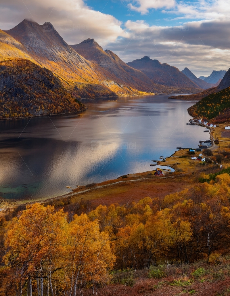高清大图下载【趣麦麦图】挪威峡湾秋色里静谧的湖光山村