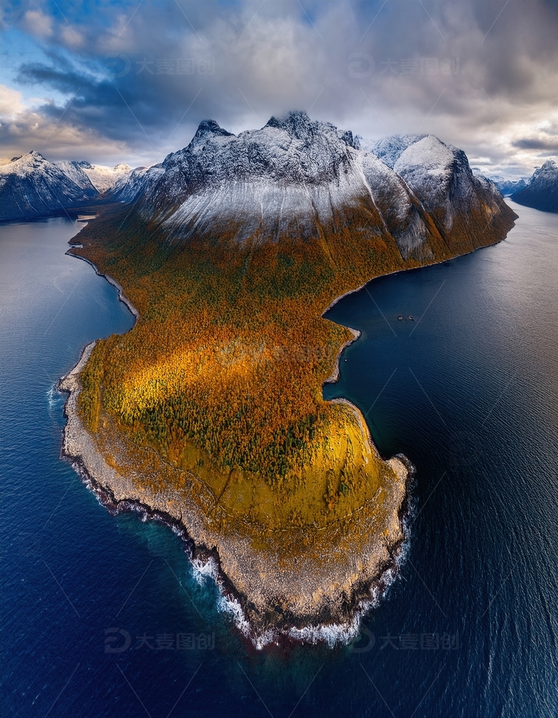 高清大图下载【趣麦麦图】挪威峡湾中雪映彩林的绝美岛屿