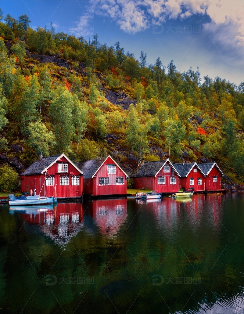 高清大图下载【趣麦麦图】挪威峡湾秋景中红屋静立绿水畔
