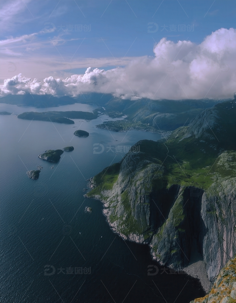 高清大图下载【趣麦麦图】俯瞰挪威峡湾云海下的山海胜景