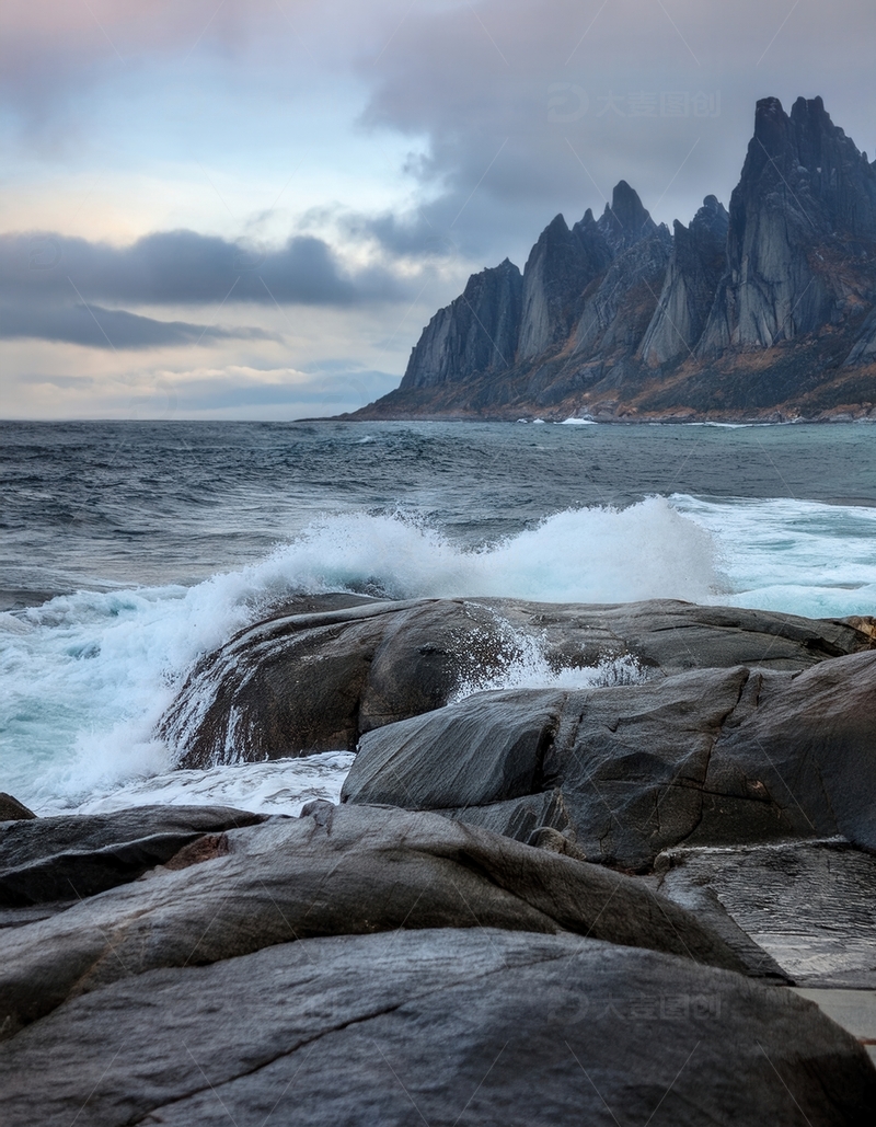 高清大图下载【趣麦麦图】挪威峡湾海浪拍岸与峻峭山峦