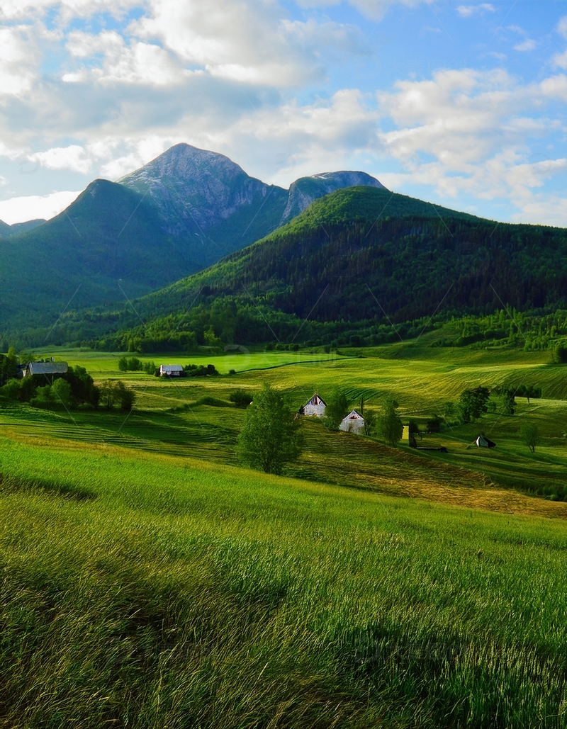 高清大图下载【趣麦麦图】挪威峡湾青山下的翠绿田野与村舍