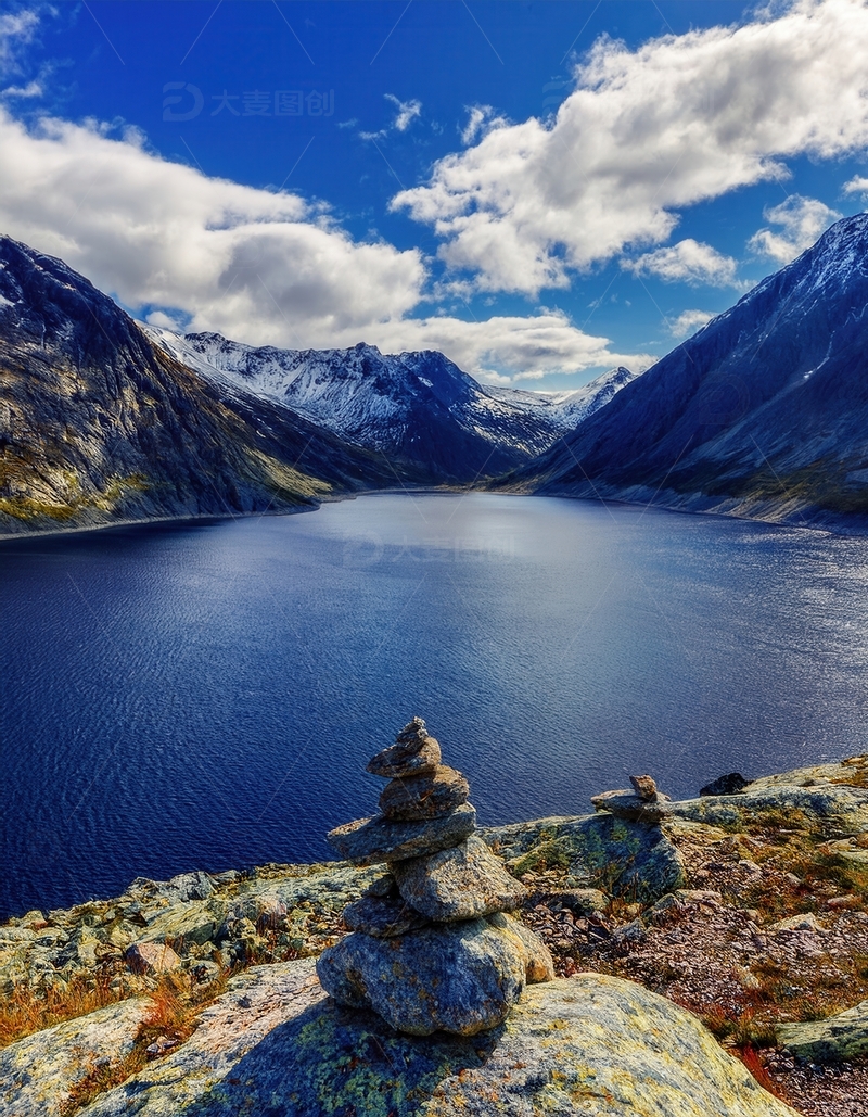 高清大图下载【趣麦麦图】挪威峡湾蓝天下静美湖泊与石堆