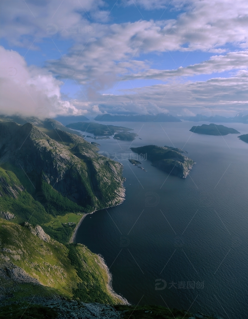 高清大图下载【趣麦麦图】俯瞰挪威峡湾云绕青山与浩渺水域