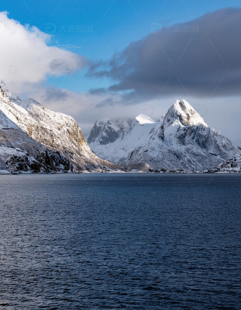高清大图下载【趣麦麦图】挪威峡湾碧海畔雪覆巍峨群山