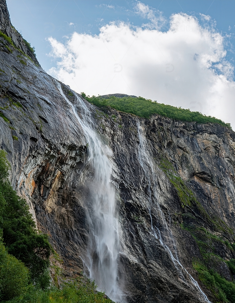 高清大图下载【趣麦麦图】挪威峡湾峭壁悬瀑直落绿野蓝天