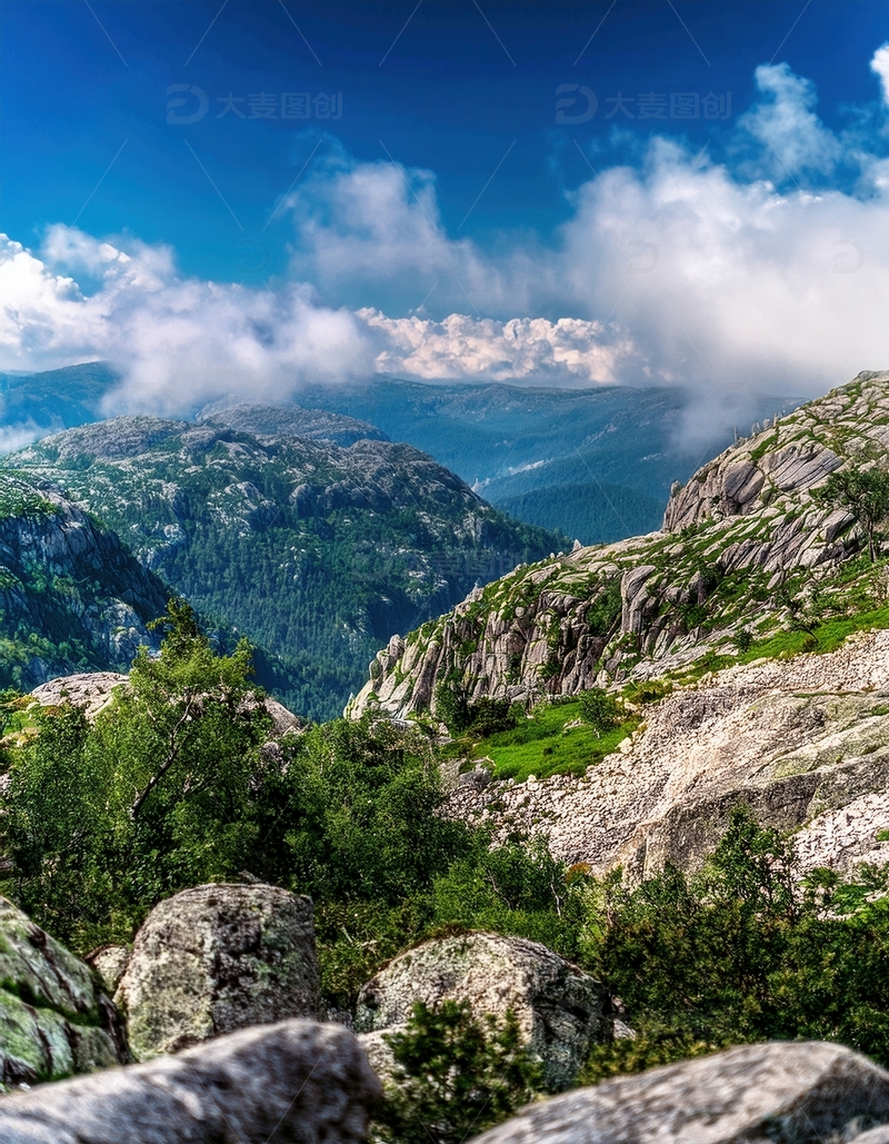 高清大图下载【趣麦麦图】挪威峡湾峻岭上云雾与蓝天交织