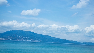 蓝天碧海间，远眺杨梅坑山峦