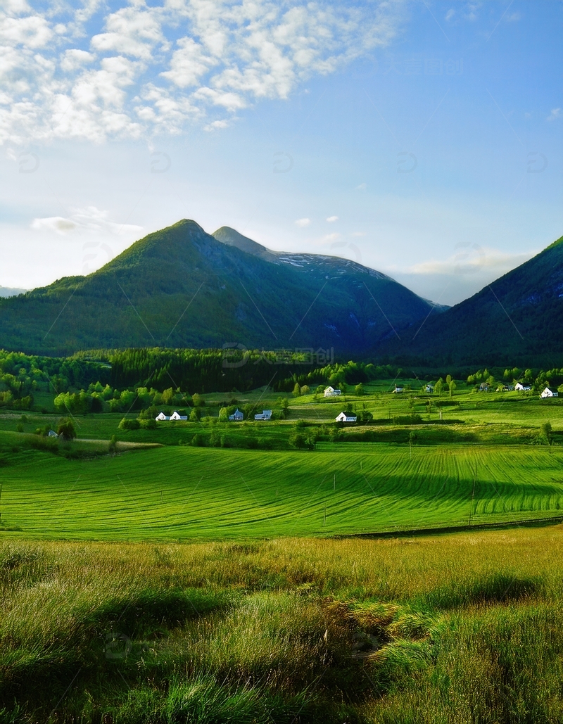 高清大图下载【趣麦麦图】挪威峡湾绿野山峦间的宁静村落