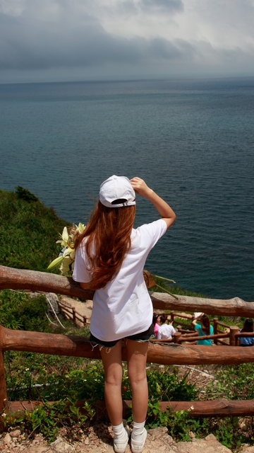 少女倚木栏，眺望杨梅坑浩渺大海