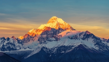 余晖染就的壮美喜马拉雅雪山峰