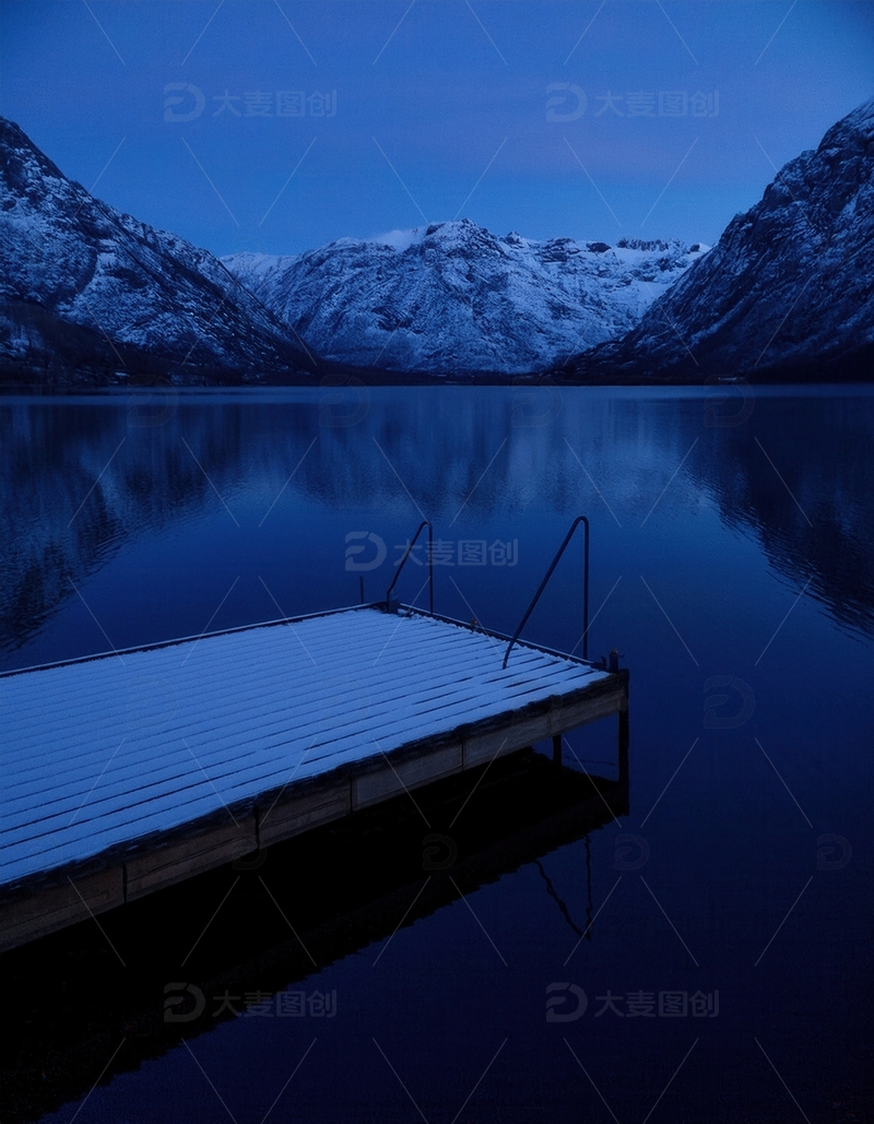 高清大图下载【趣麦麦图】挪威峡湾冬夜雪覆栈桥与静美湖面