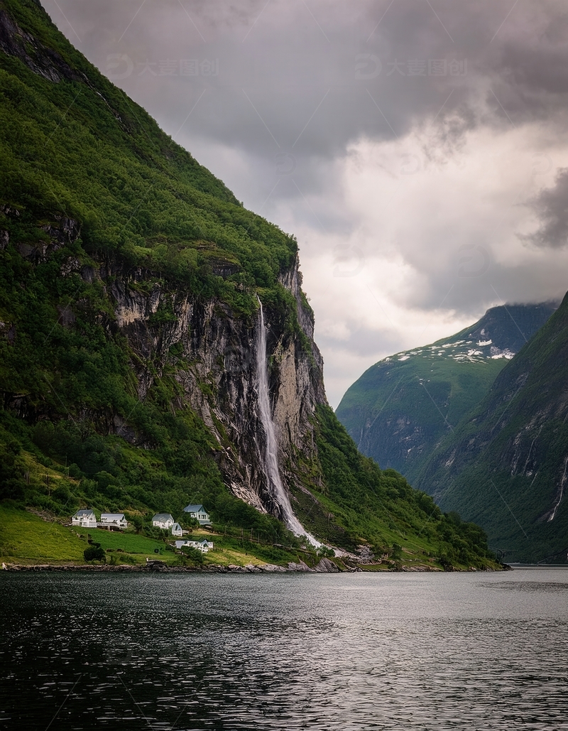 高清大图下载【趣麦麦图】挪威峡湾峭壁飞瀑直落宁静水面