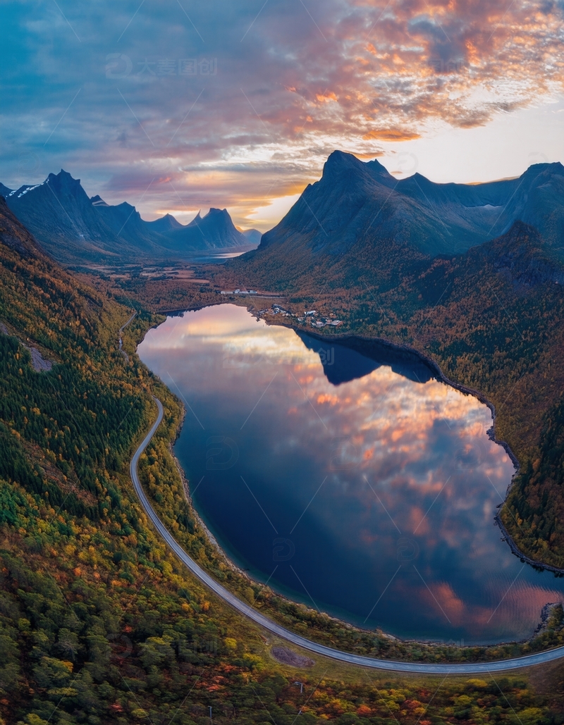 高清大图下载【趣麦麦图】挪威峡湾湖畔蜿蜒公路与绚丽天际