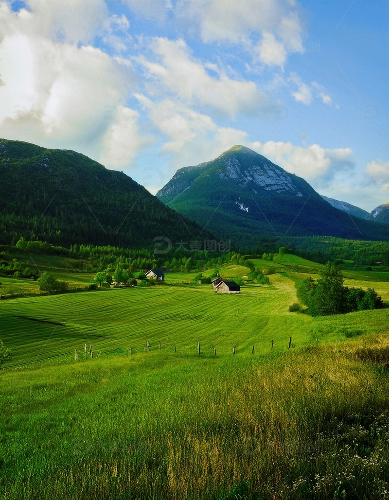 高清大图下载【趣麦麦图】挪威峡湾青山绿野间的宁静田园